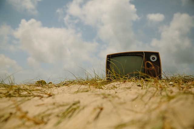 televize na trávě