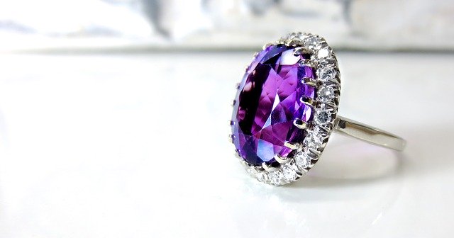 Strieborný prsteň s fialovým kameňom.jpg